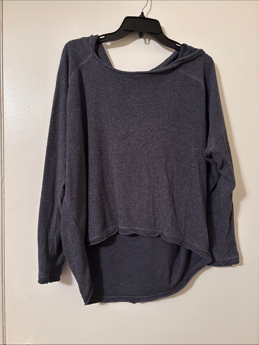 Storia Lightweight Hooded Pullover in Charcoal Blue